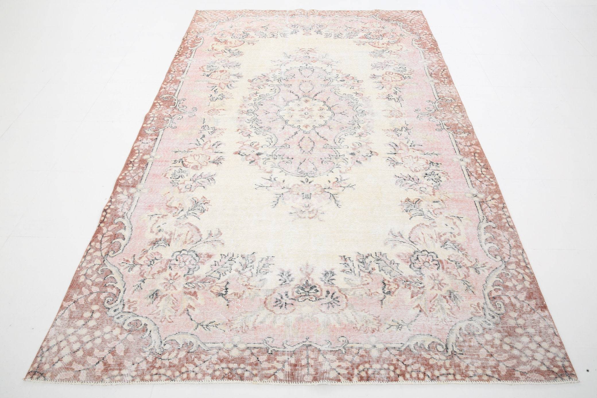 5' x 9' Vintage rug, Cotton Vintage rug, Country-Farmhouse Vintage rug, Entryway-Hallway Vintage rug, Floral Vintage rug, Kids Vintage rug, Living Room Vintage rug, Nursery Vintage rug, Office Vintage rug, Tan-Ivory Vintage rug, Vintage, Wool Vintage rug, Vintage rug